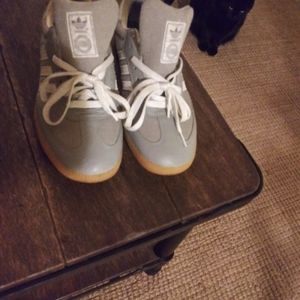 Men's sneakers-near perfect condition!
